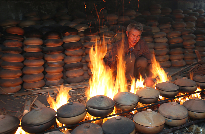 Làng Vũ Đại đỏ lửa kho cá phục vụ dịp Tết